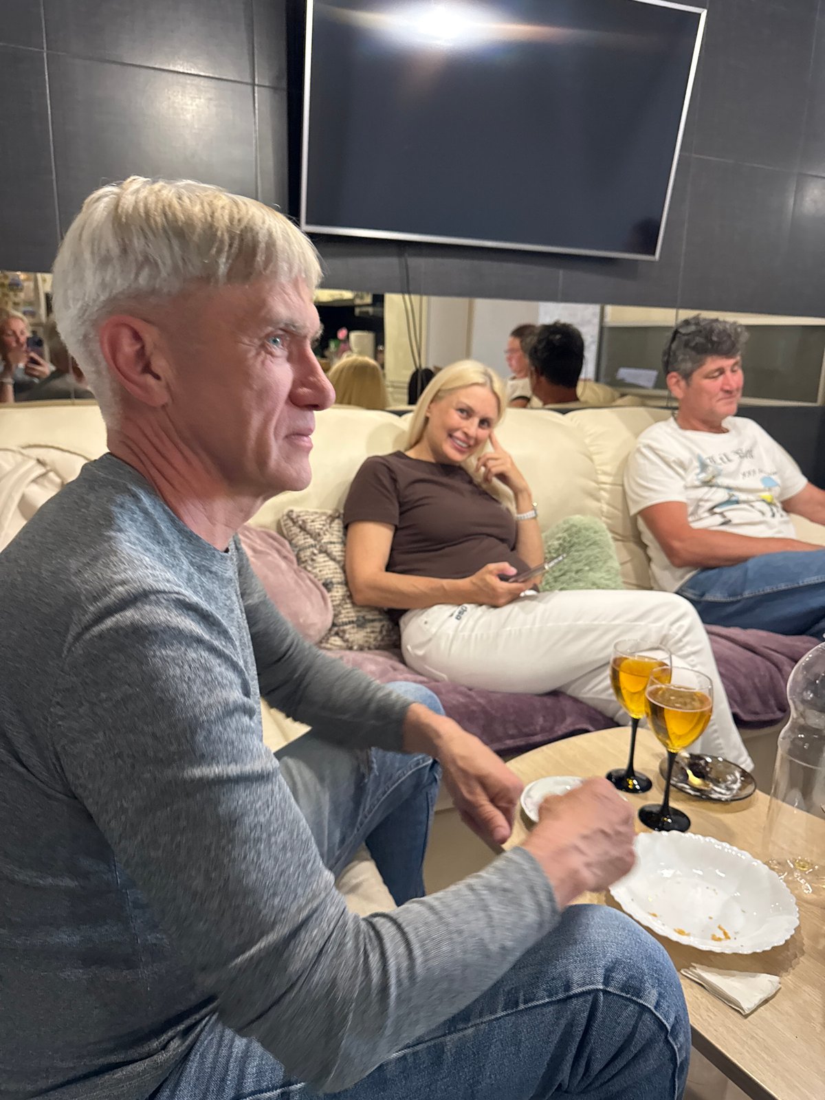 Family gathering with pets documented in Irkutsk home