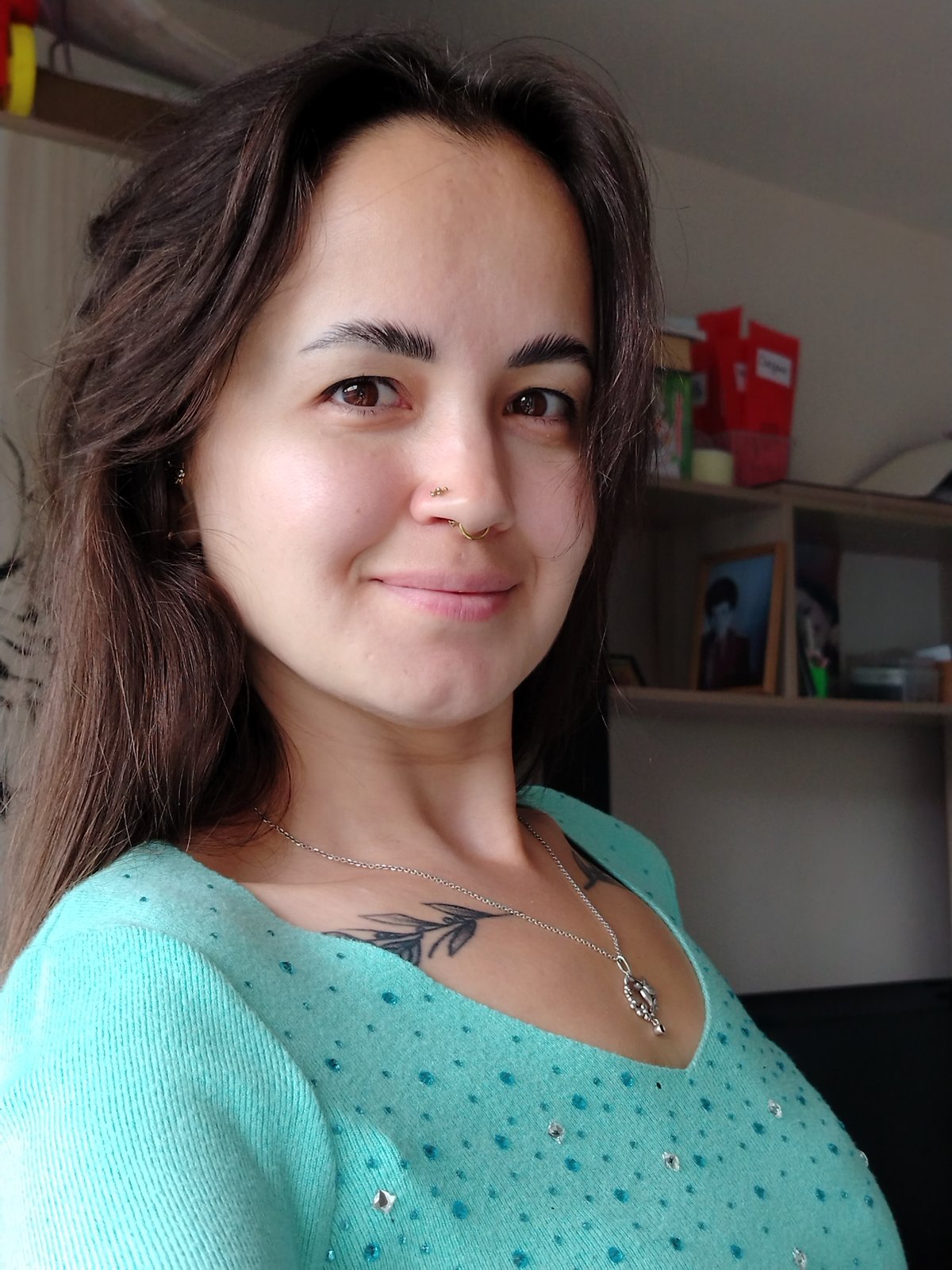 Casual home portraits and snack time in Noviy, Russia
