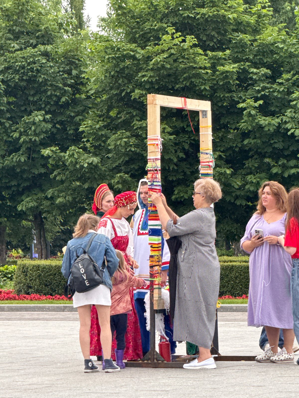 Colorful thread installation draws a crowd in Moscow