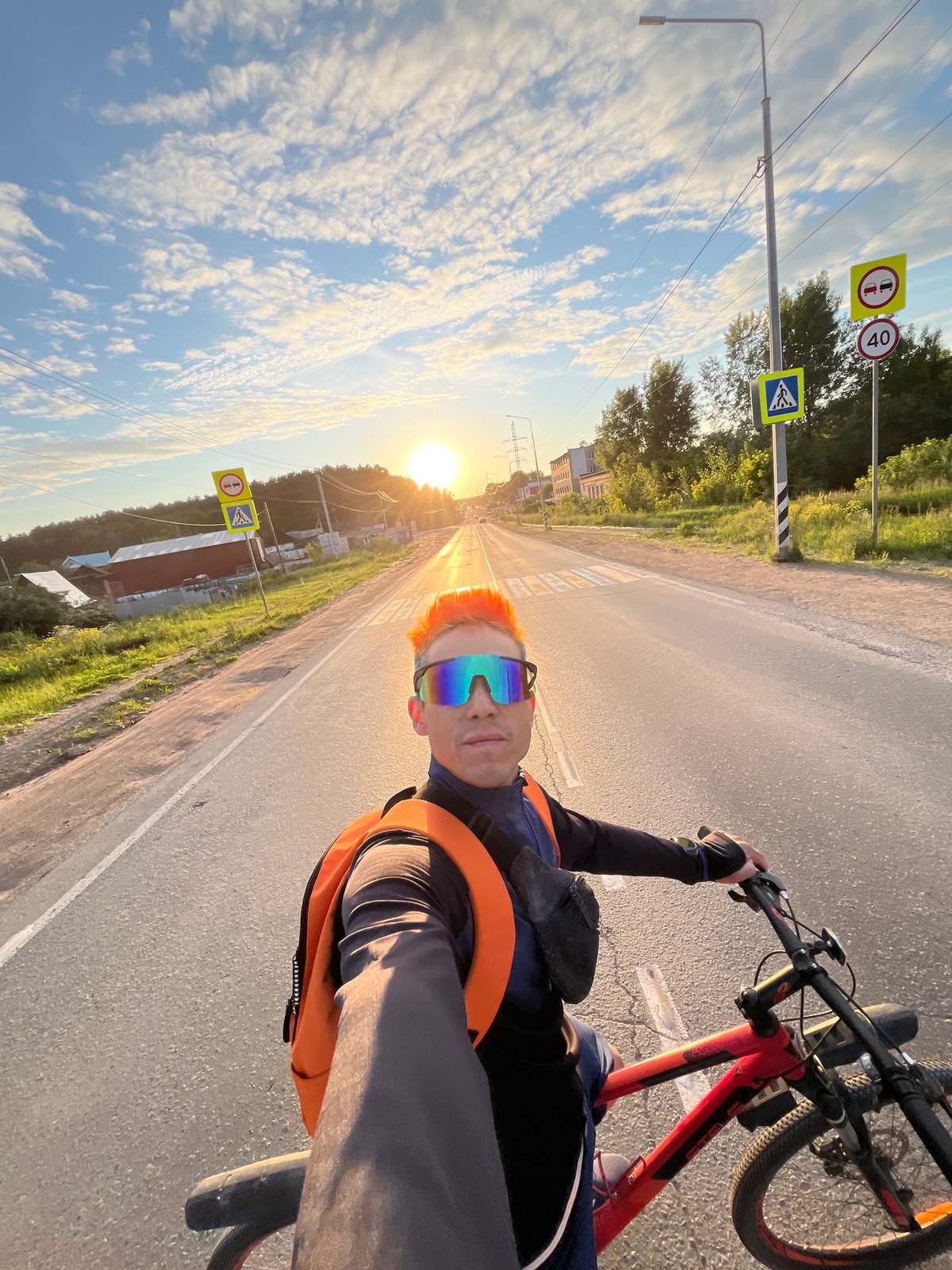 Cyclist documents golden hour bike ride through Chaikovsky, Russia