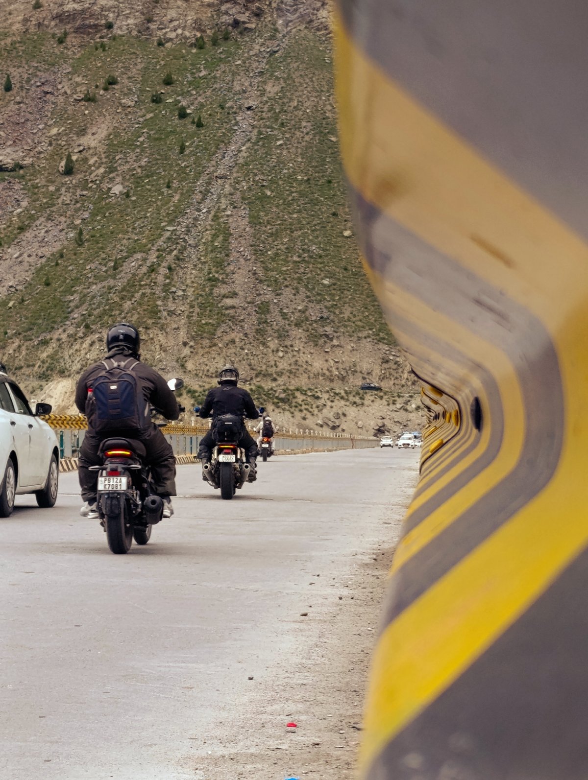 Morning traffic and mountain scenes along the Darcha corridor
