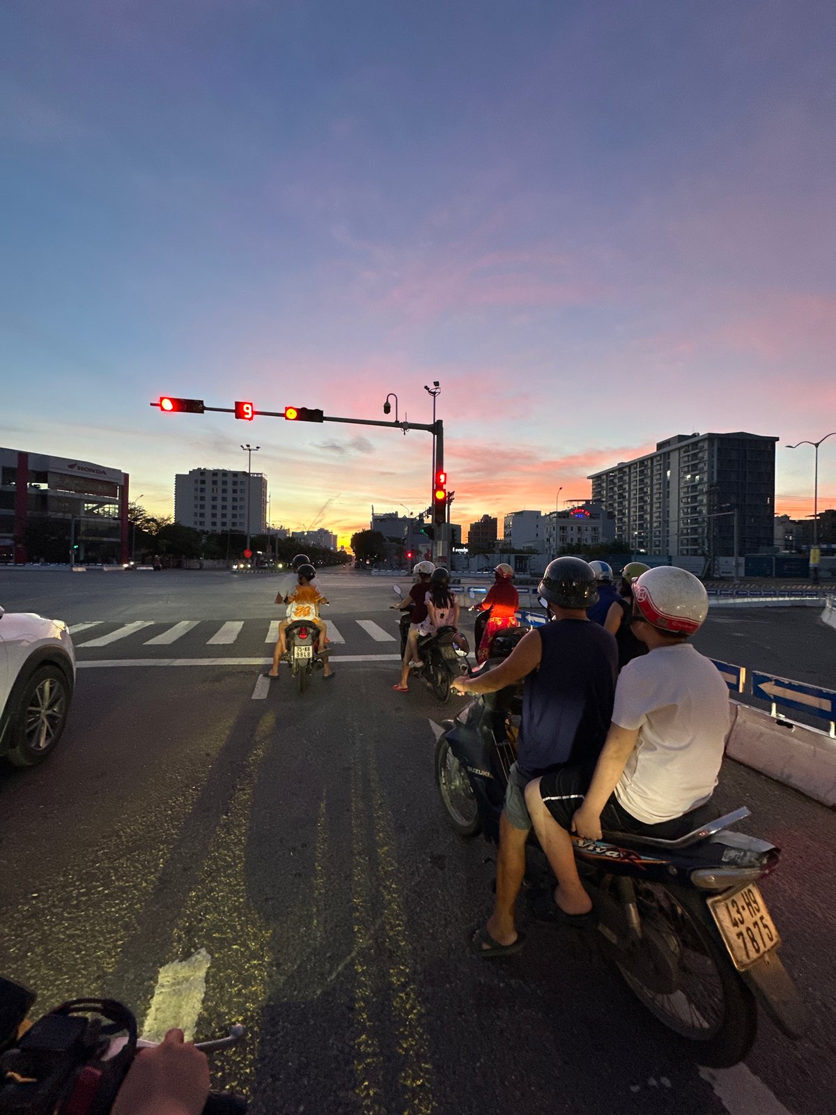 Evening traffic intersection in Đà Nẵng at colorful sunset