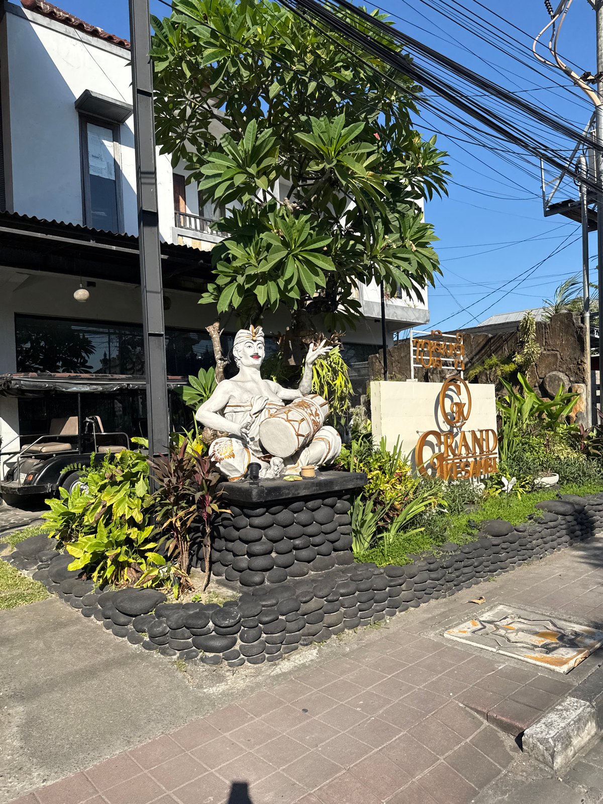 Busy North Kuta street on a sunny Bali morning