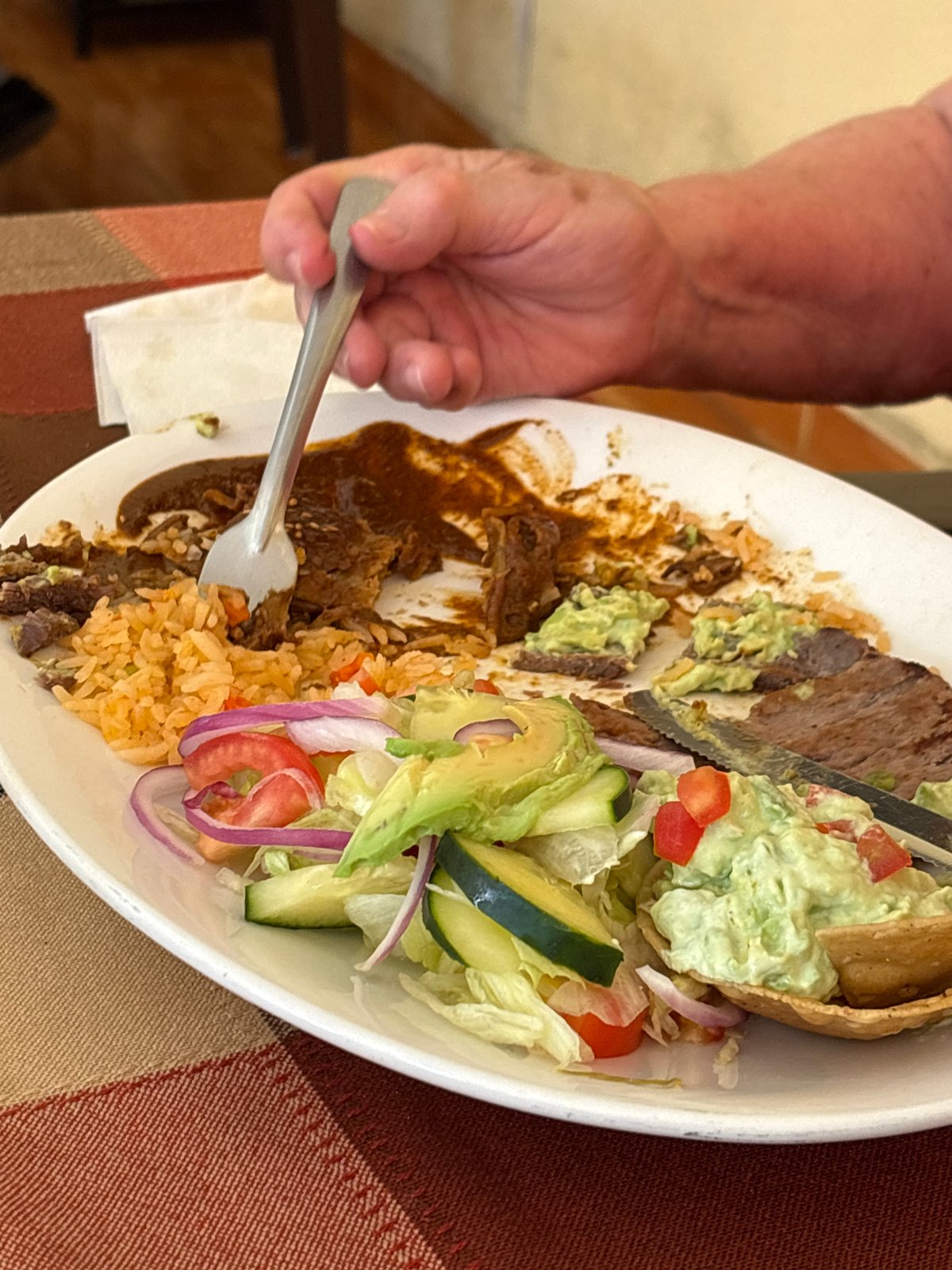 Evening dining captured at restaurant in San Bernardino Tlaxcalancingo