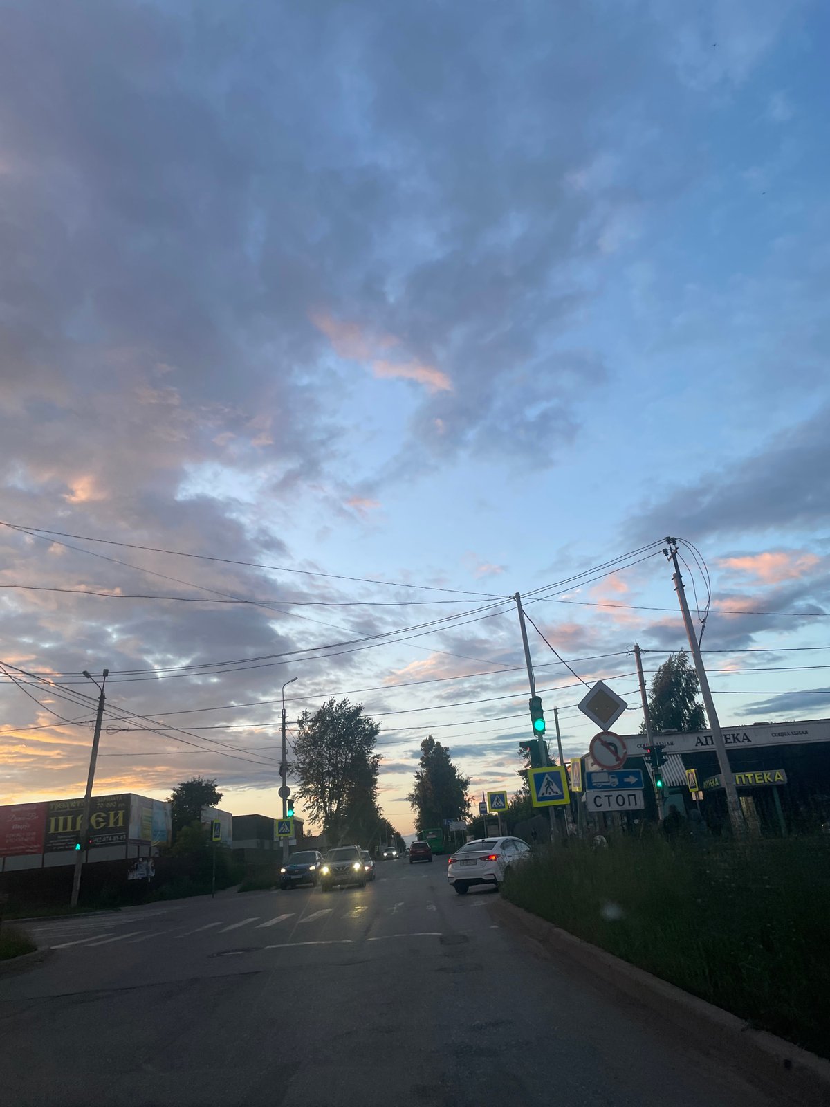 Evening drive through Votkinsk's residential streets at dusk