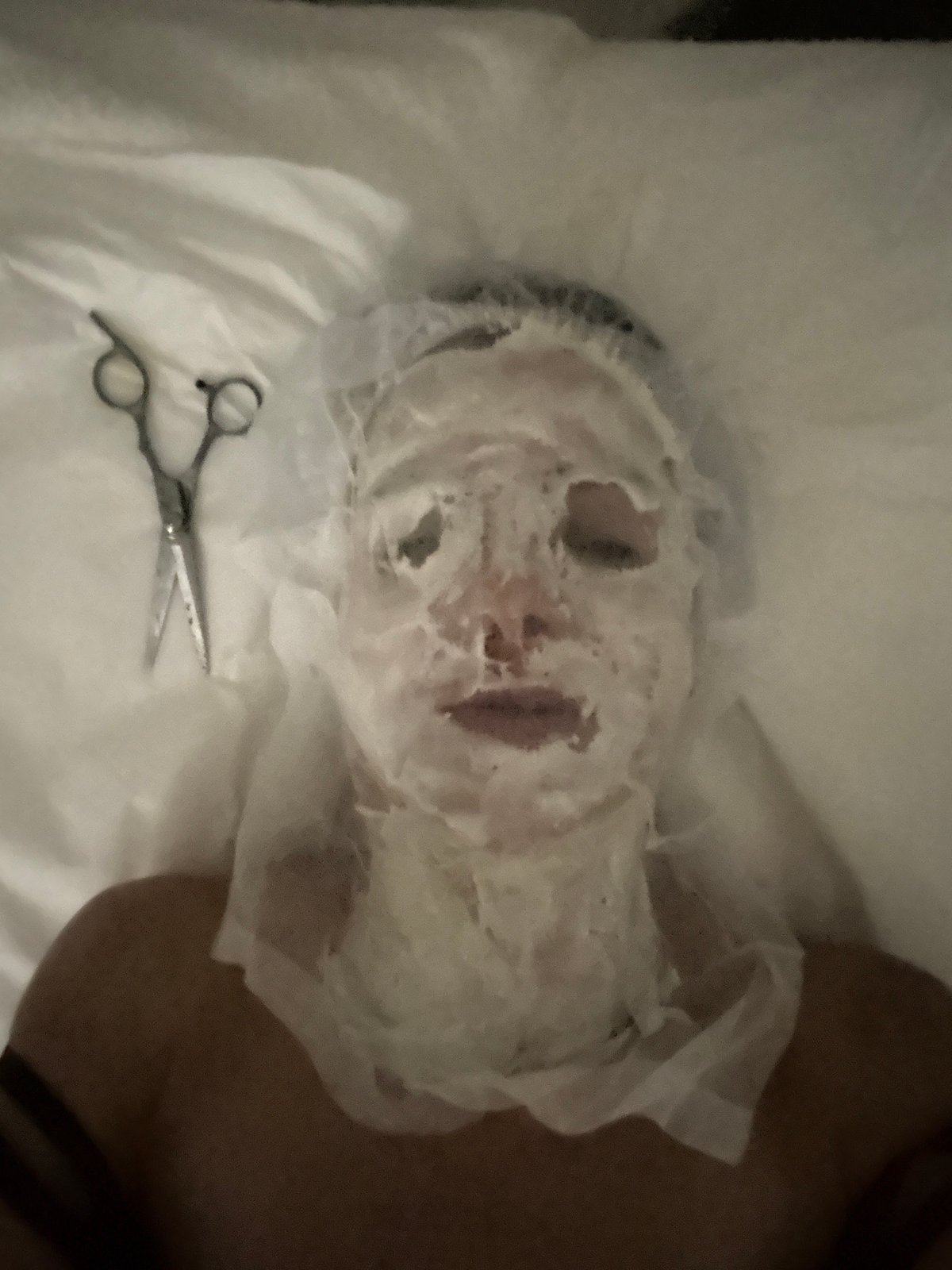 Person with face mask lies on treatment table in Torres Vedras