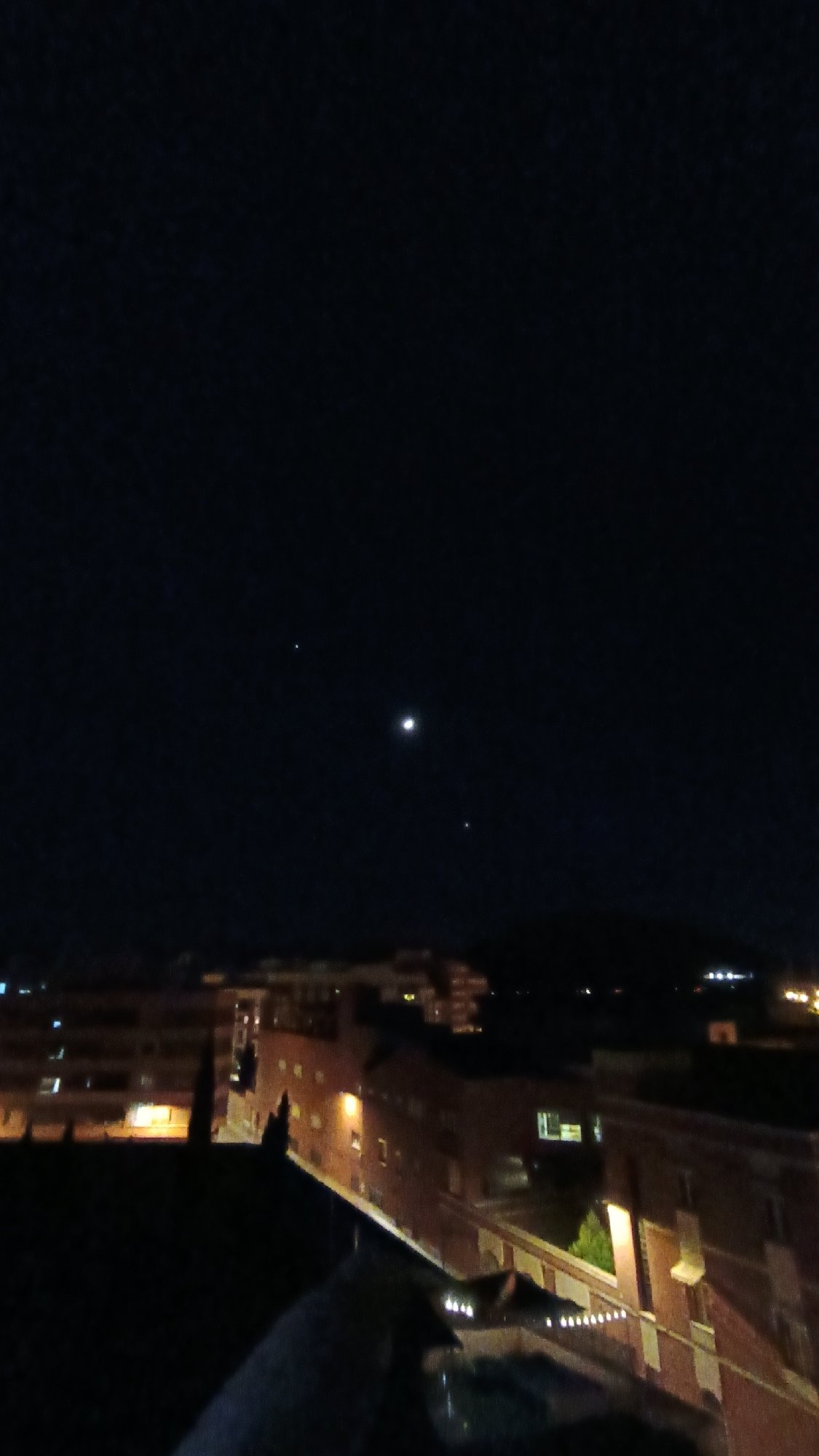 Three bright celestial objects observed in night sky over Sagunto