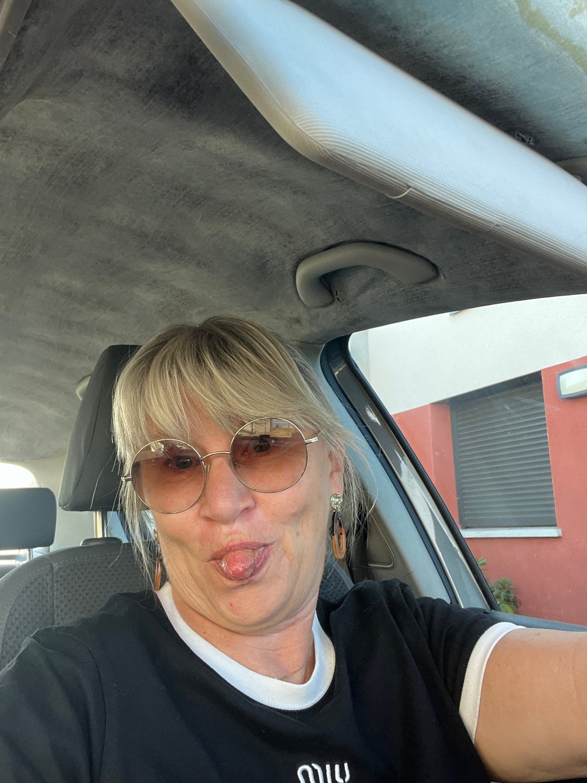 Relaxed morning moments in Chambœuf, car and indoors