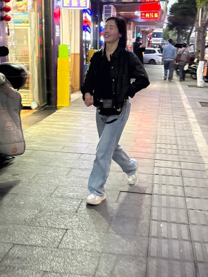 Daily life unfolds on Jiangjin streets during morning hours