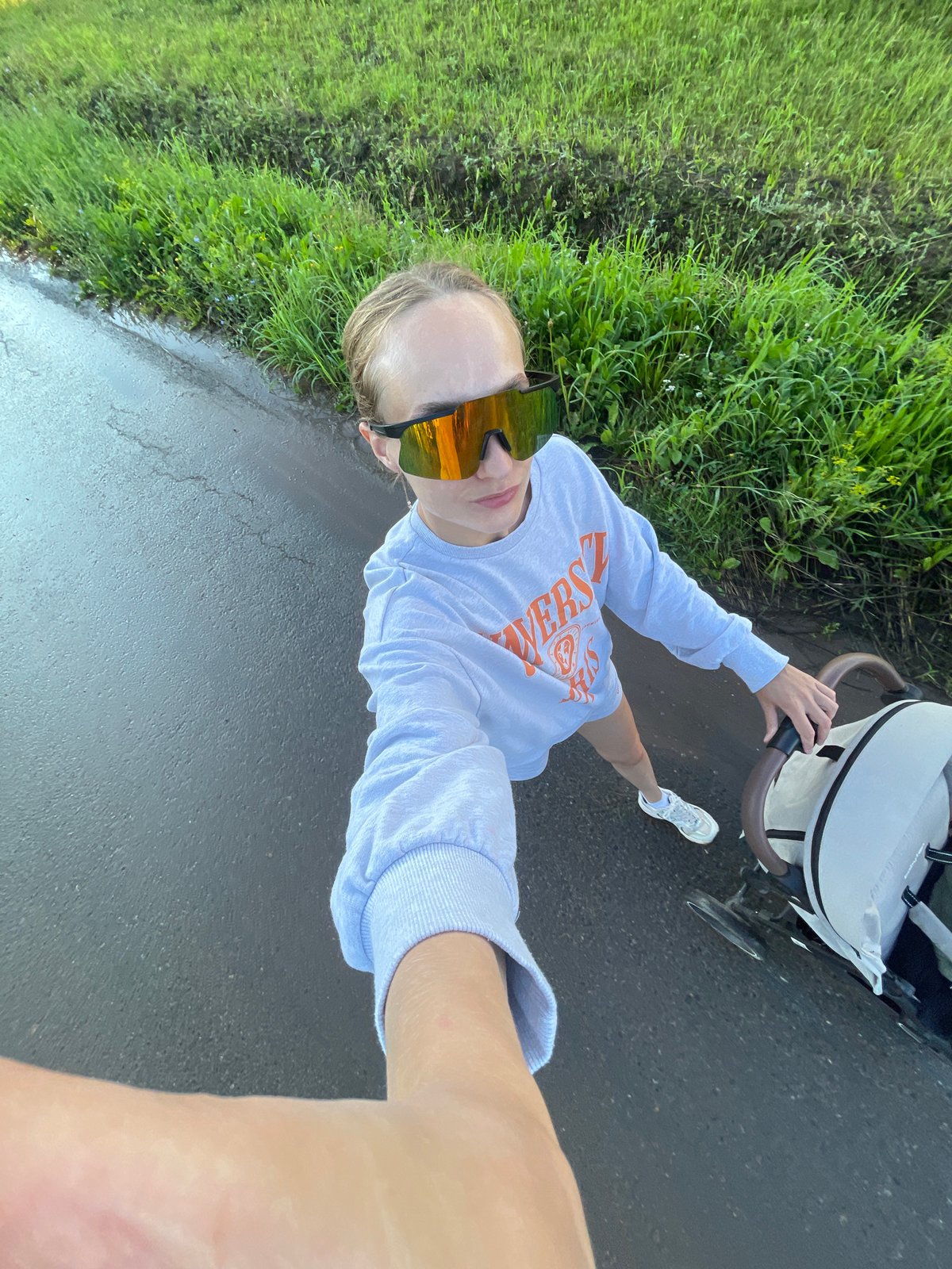 Stroller walk through Podshivalovo, selfies on wet summer roads