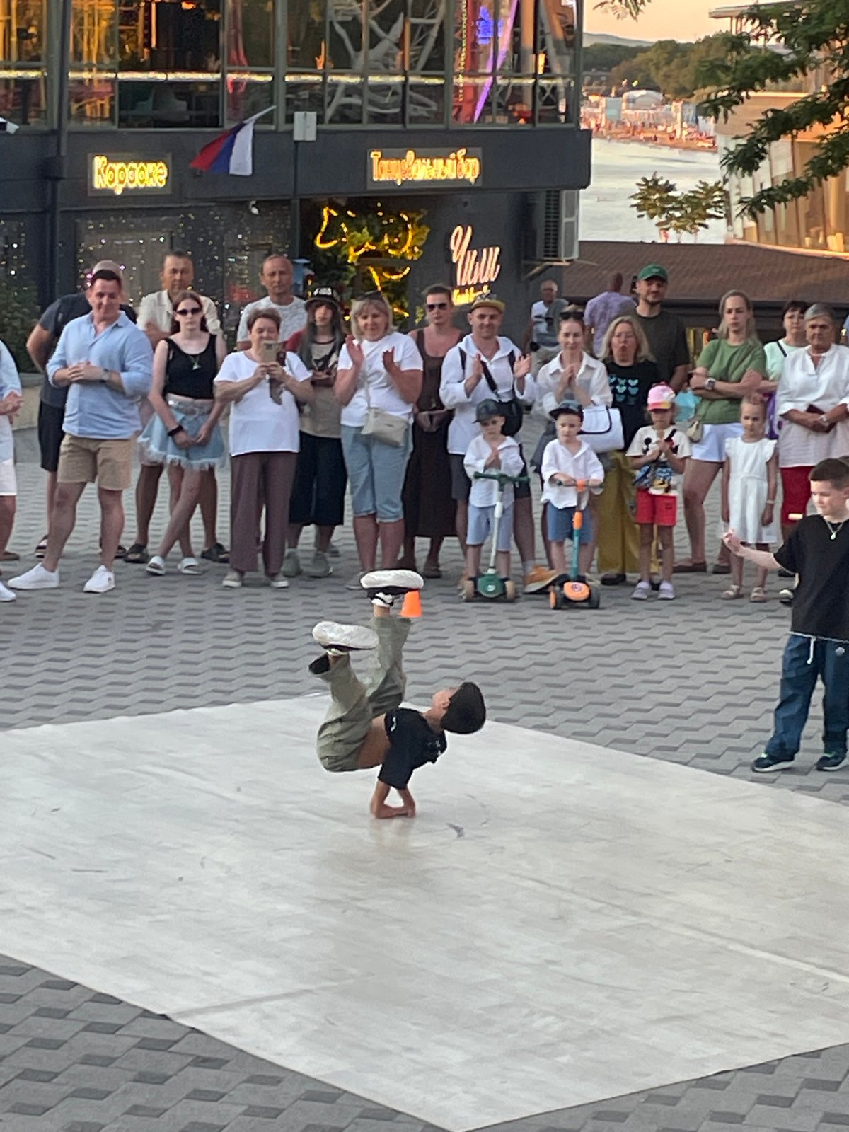 Street breakdancing draws a crowd in Anapa's evening square