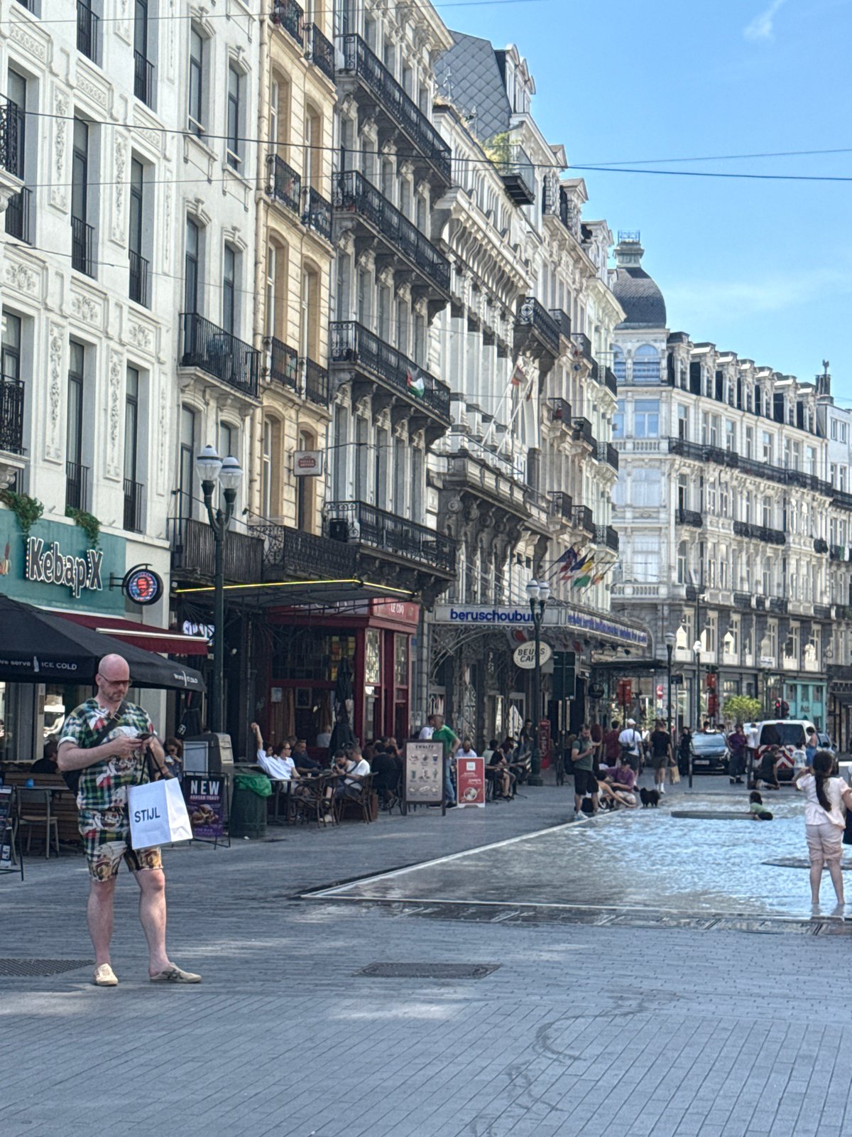 Sunny afternoon in Brussels: street life, scaffolding, and a K-pop pop-up