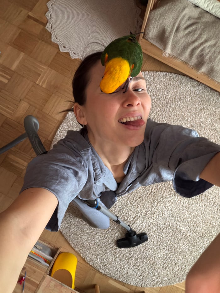 Pet parrot's morning bath routine captured in Khimki home