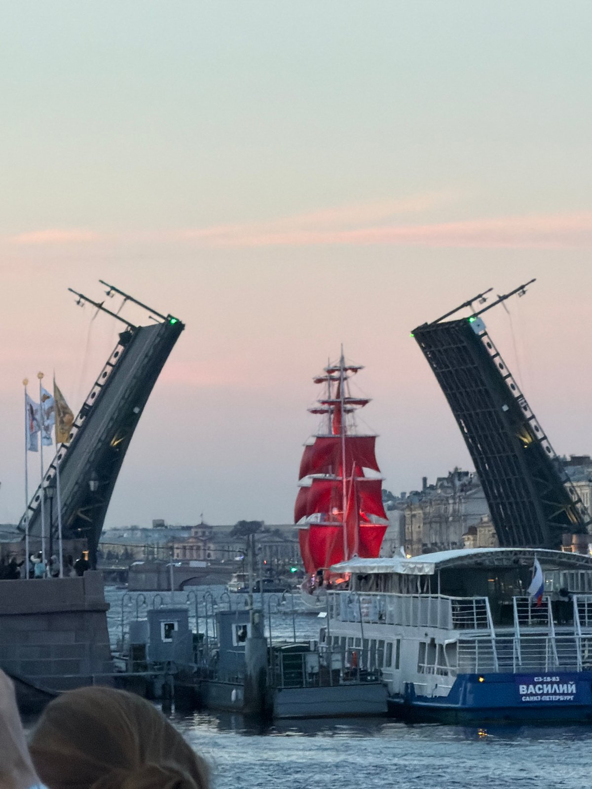 Russian sailing ship draws crowds at Palace Bridge opening