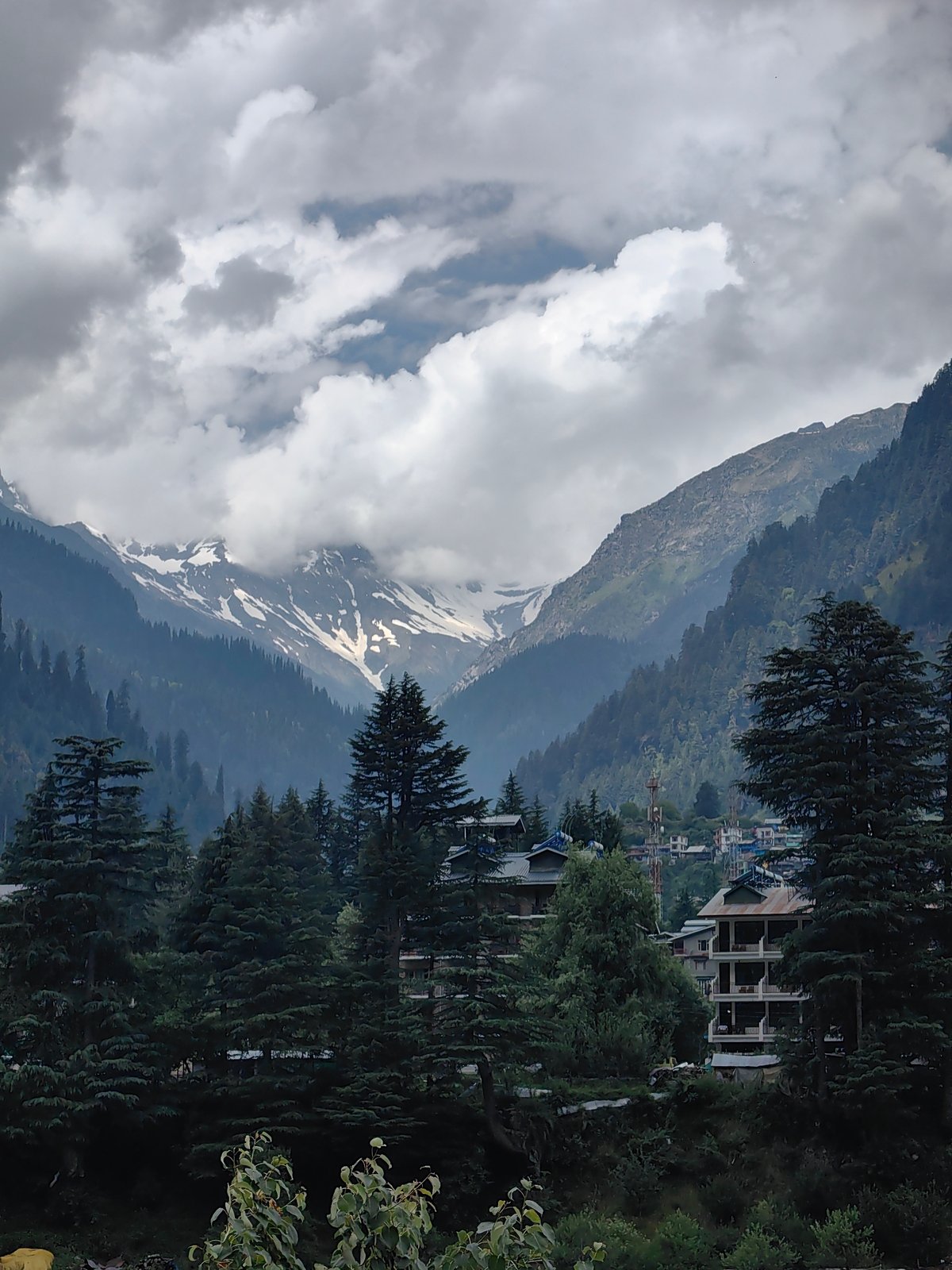 A June morning drifting through Manali's mountains and streets