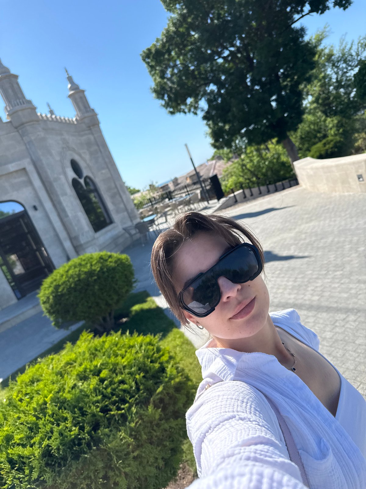 Relaxed afternoon at a public plaza, selfies and strolling