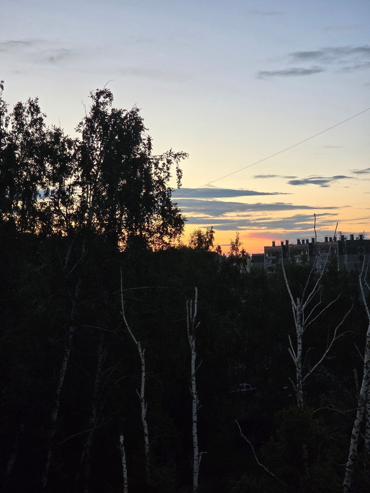 Sunset over Chelyabinsk, from treetops to courtyard