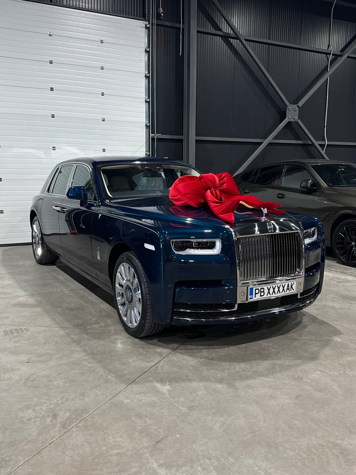 Blue Rolls Royce with red bow spotted in Plovdiv garage