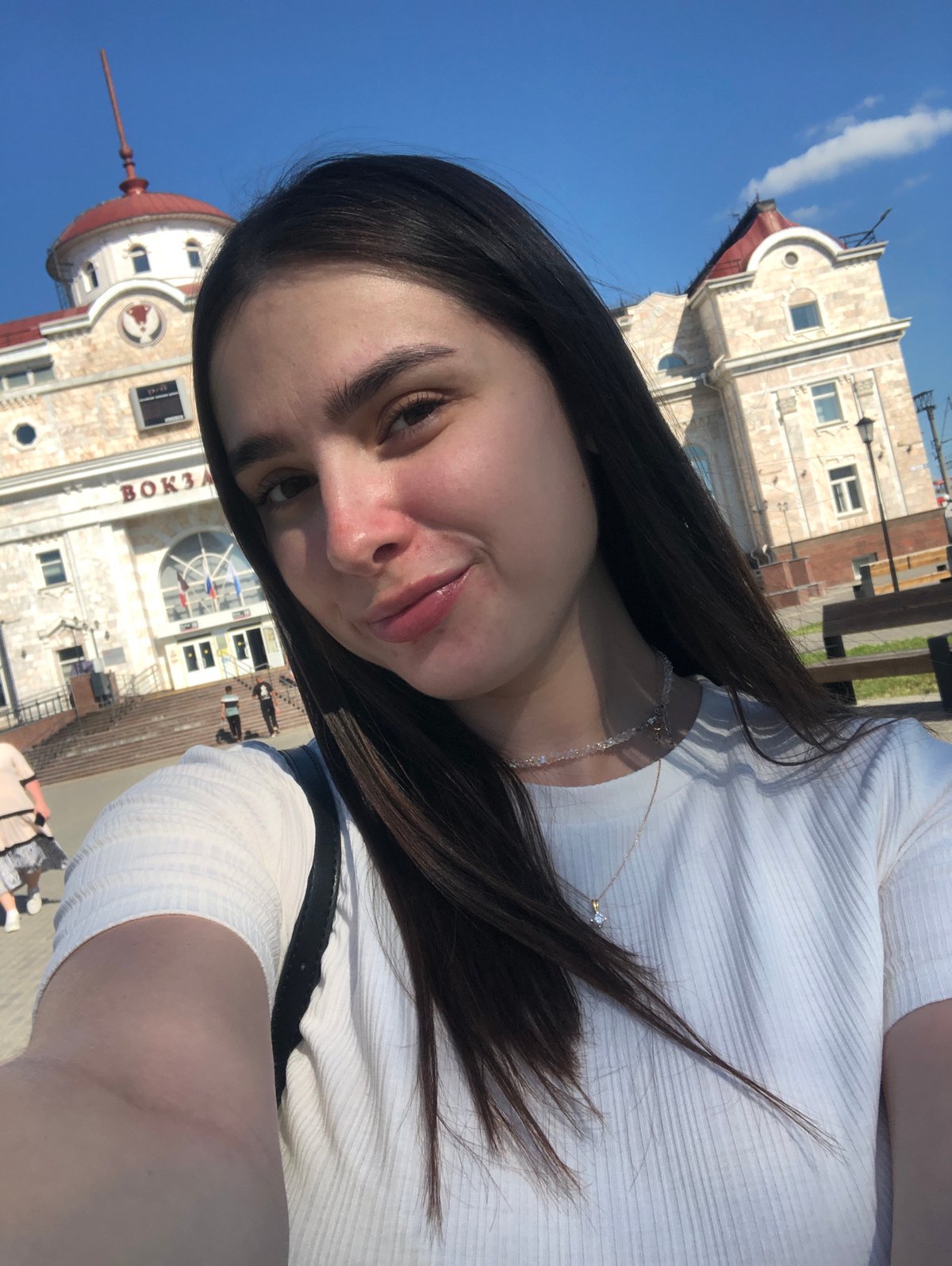 Sunny afternoon selfies and a manicure close-up in Izhevsk