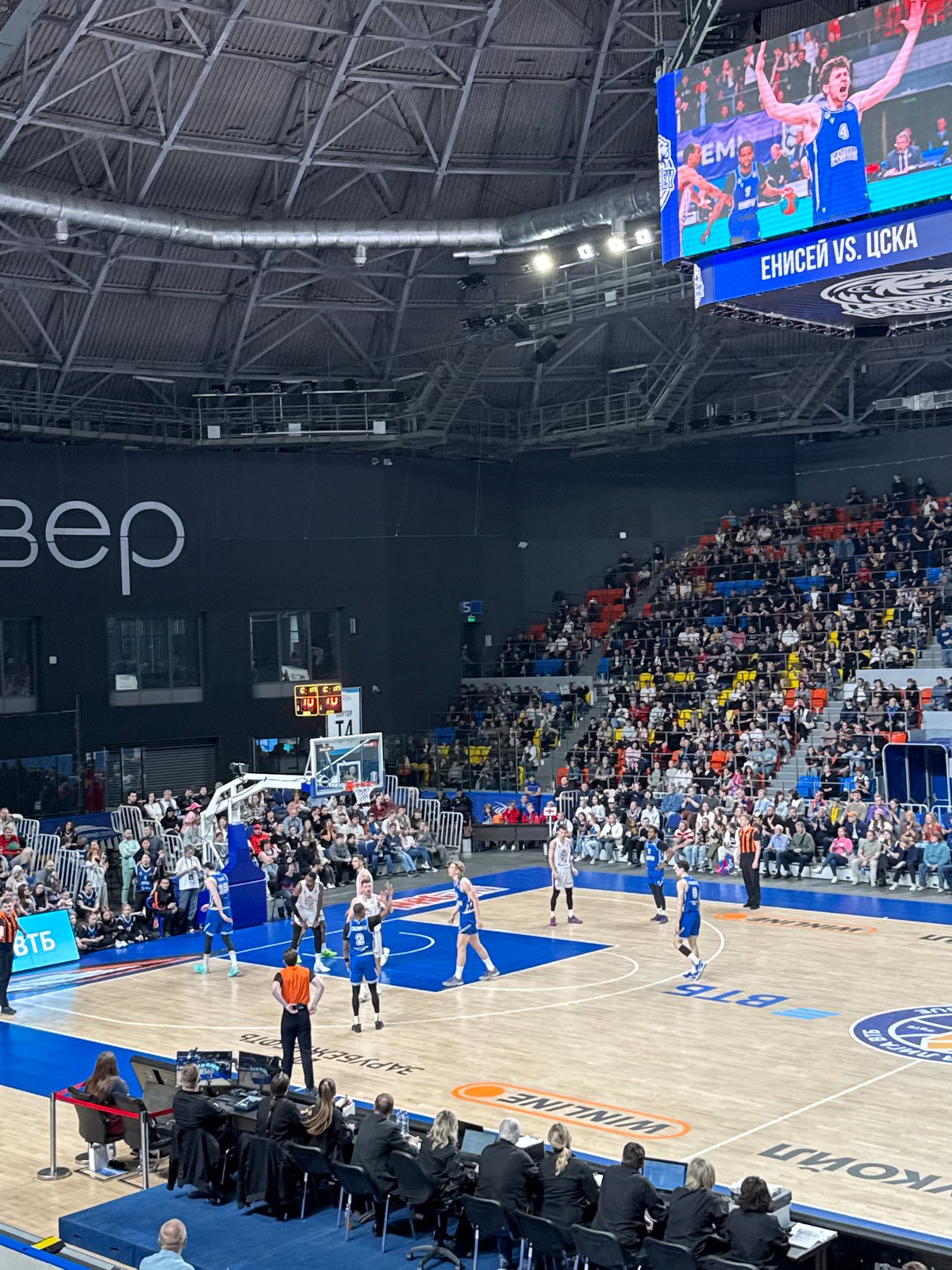 Basketball game draws packed crowd in Krasnoyarsk arena