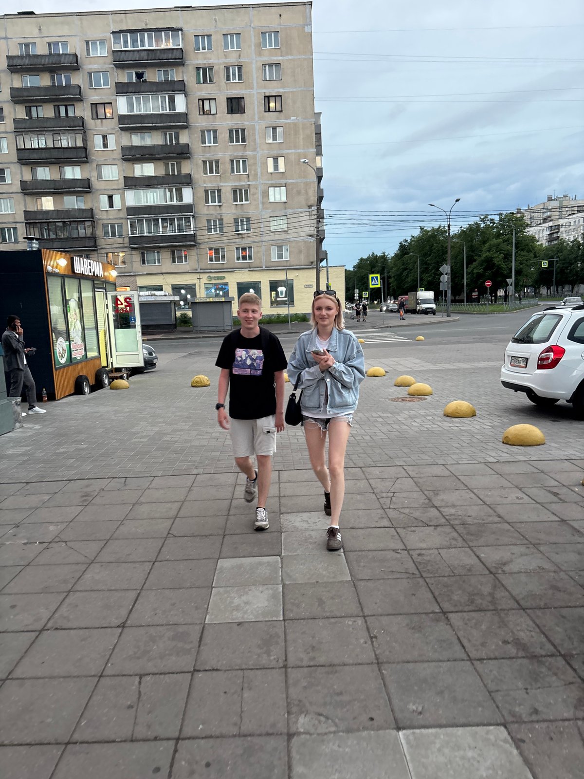Evening street life documented in Sinyavino, Russia