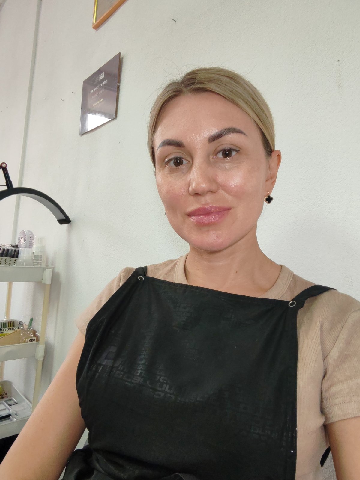 Salon worker in Komsomolsk-on-Amur snaps selfies during a shift