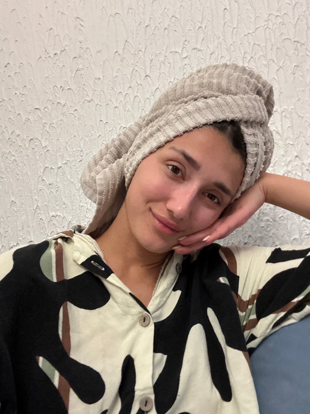 Woman in towel and patterned clothing observed in Sutomore