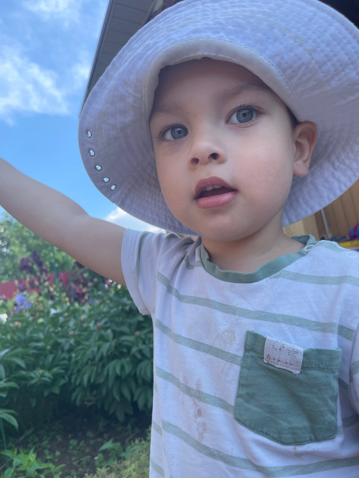 Summer afternoon play and garden exploration in Zav'yalovo