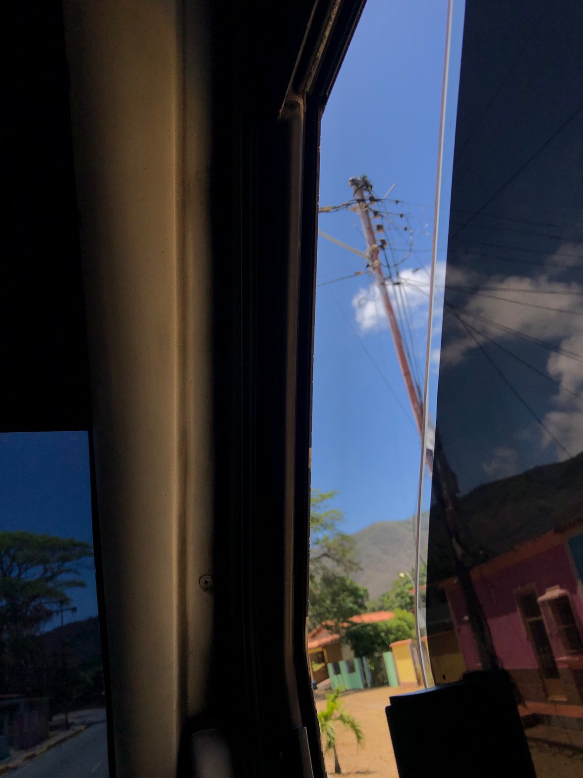 Vehicle occupant photographs street views through sunroof in Venezuela