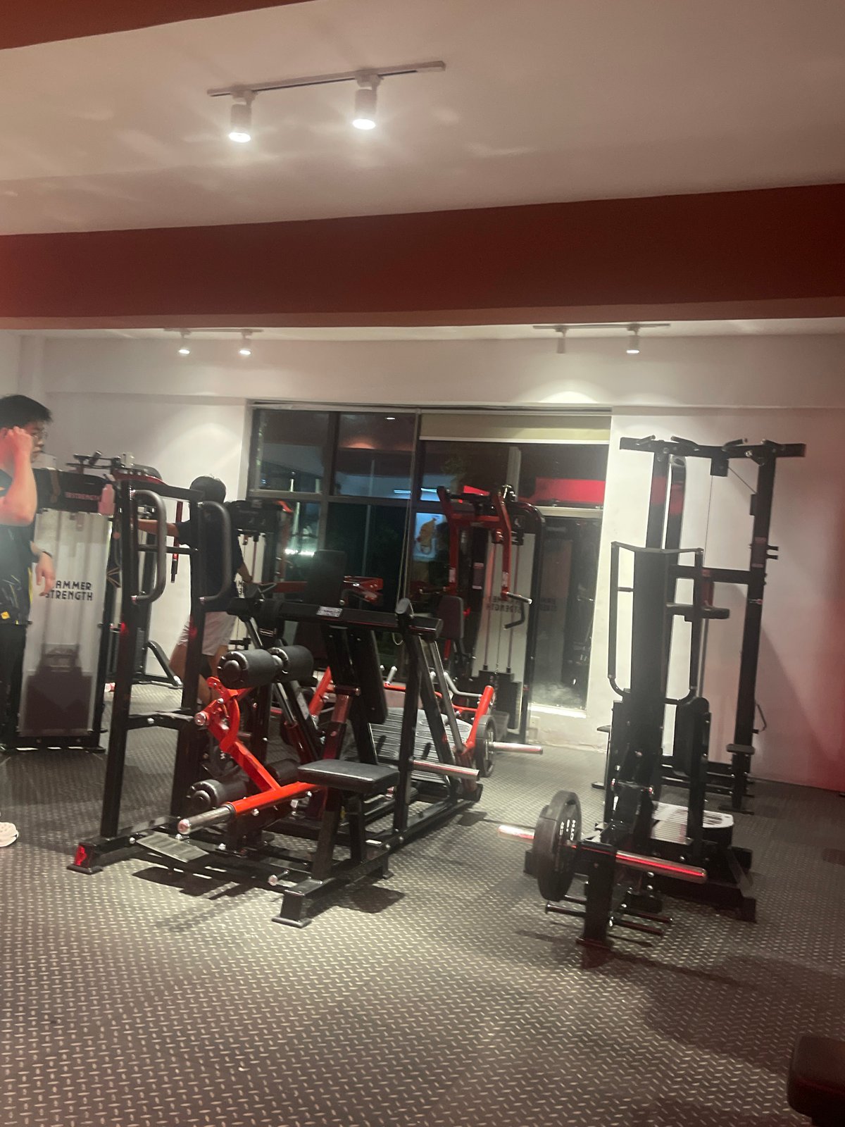 Evening gym workout recorded in Chongqing fitness center