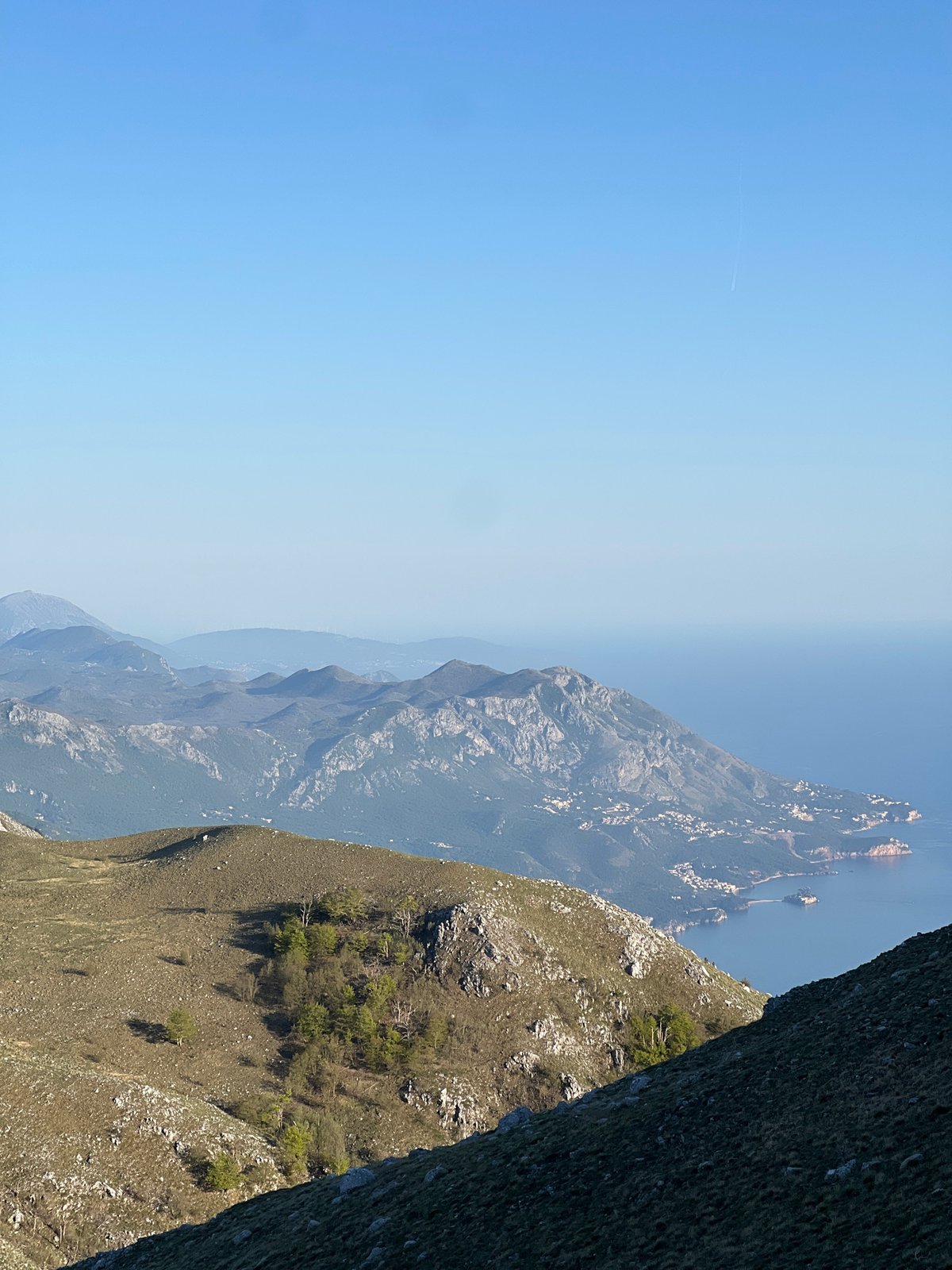 Clear skies and aircraft contrail observed over Dolovi, Montenegro