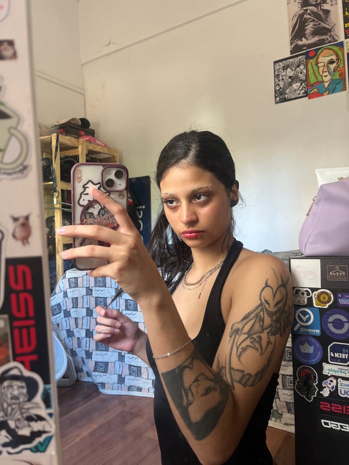Woman documents evening routine with selfies in Buenos Aires