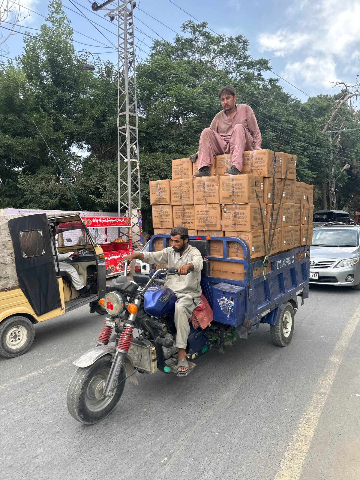 Daily street commerce and transport activity documented in Quetta