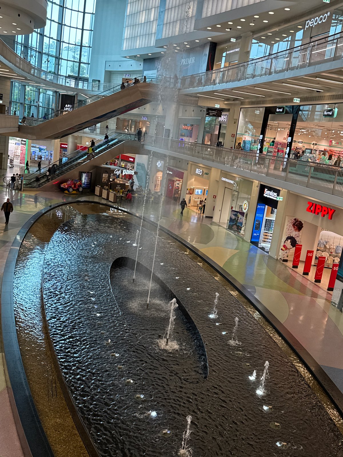 Everyday moments captured at Porto shopping mall fountain
