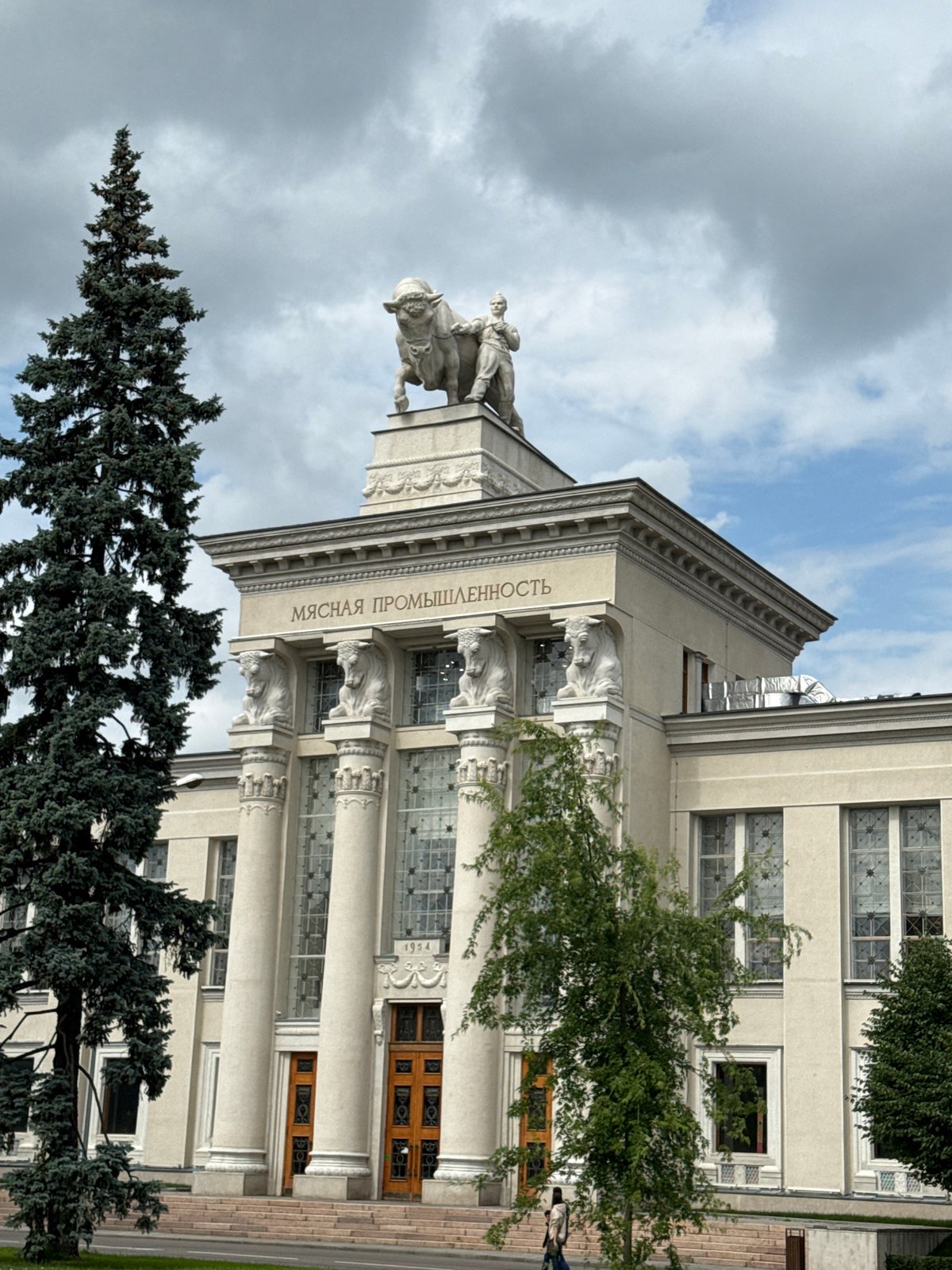 Afternoon tour of VDNKh's fountains and Soviet-era landmarks