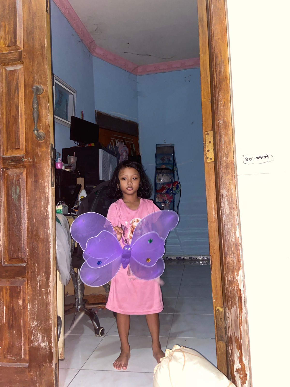 Afternoon dress-up and family snapshots at a Gelam home