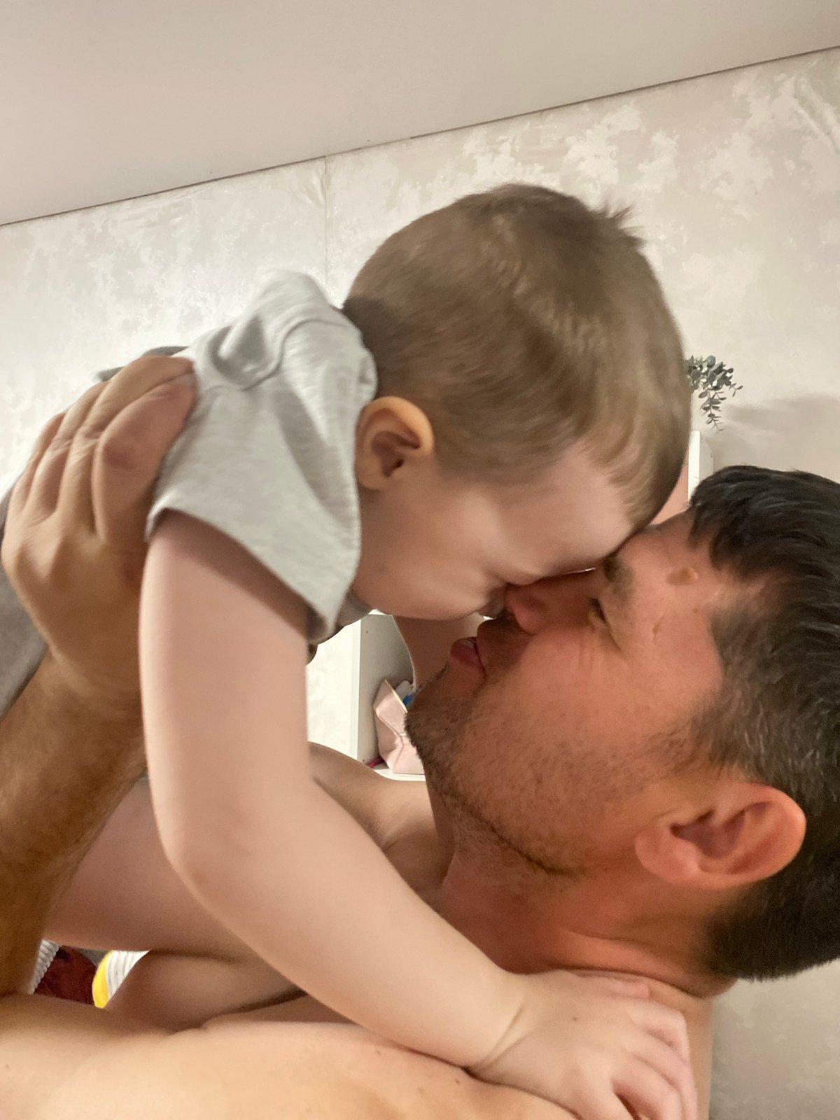 Father and child share tender moment in Sochi