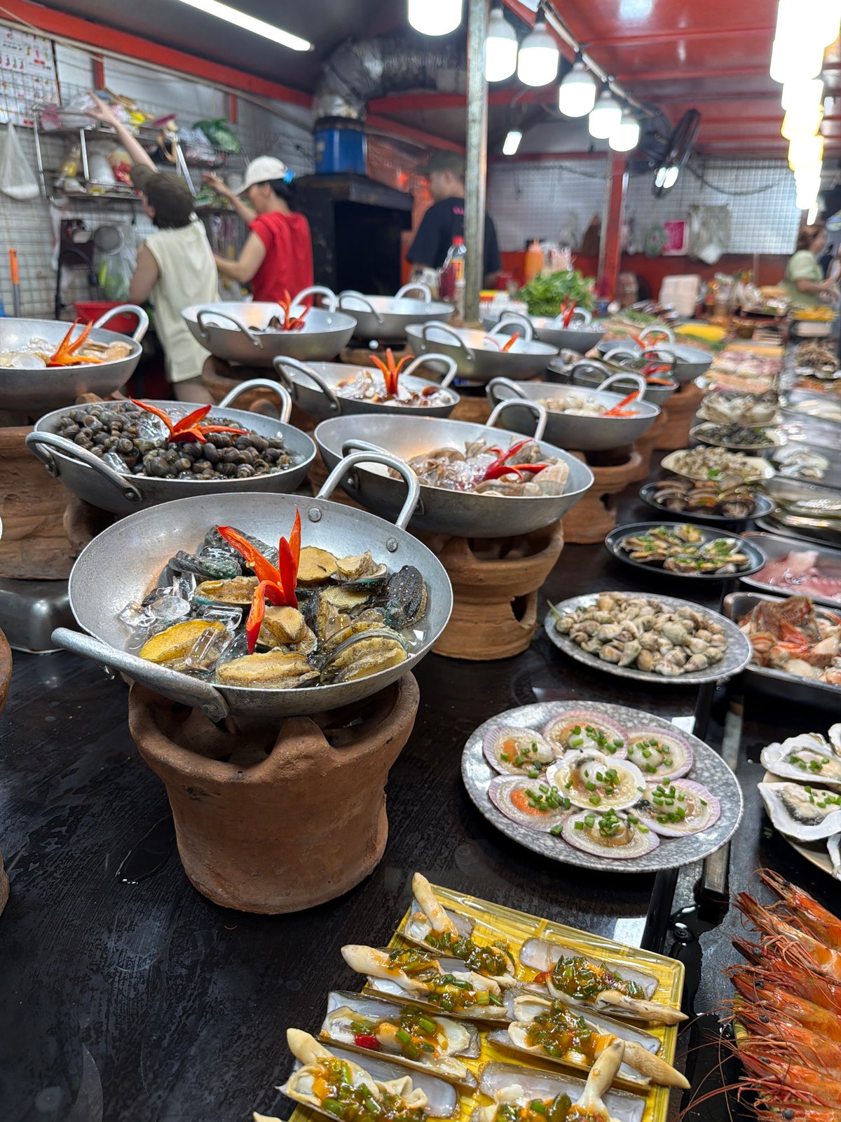 Đà Nẵng night market bustles with seafood, crafts, tourists