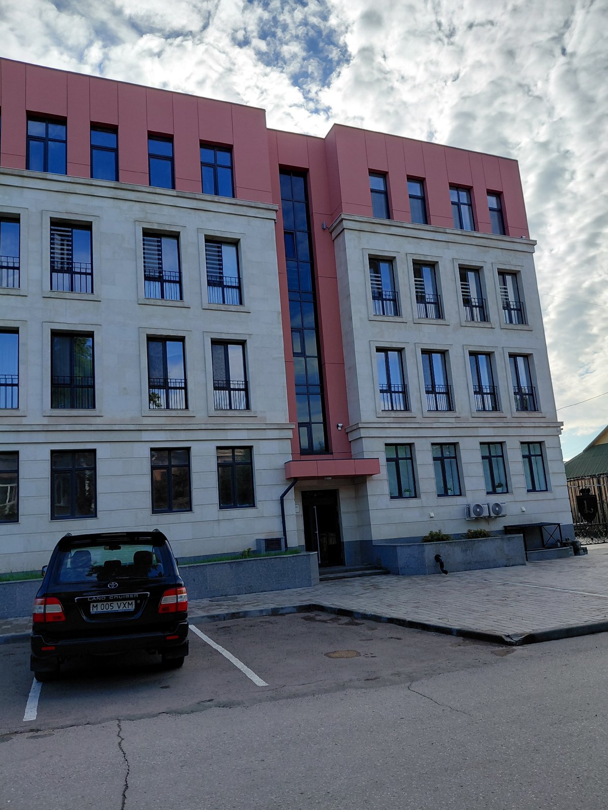 Street-level snapshots of Karaganda's urban fabric on a cloudy day