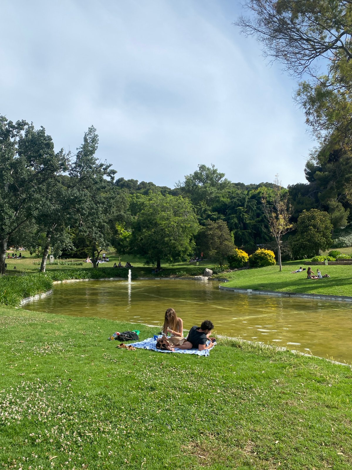Afternoon stroll documented across Barcelona's parks and gardens