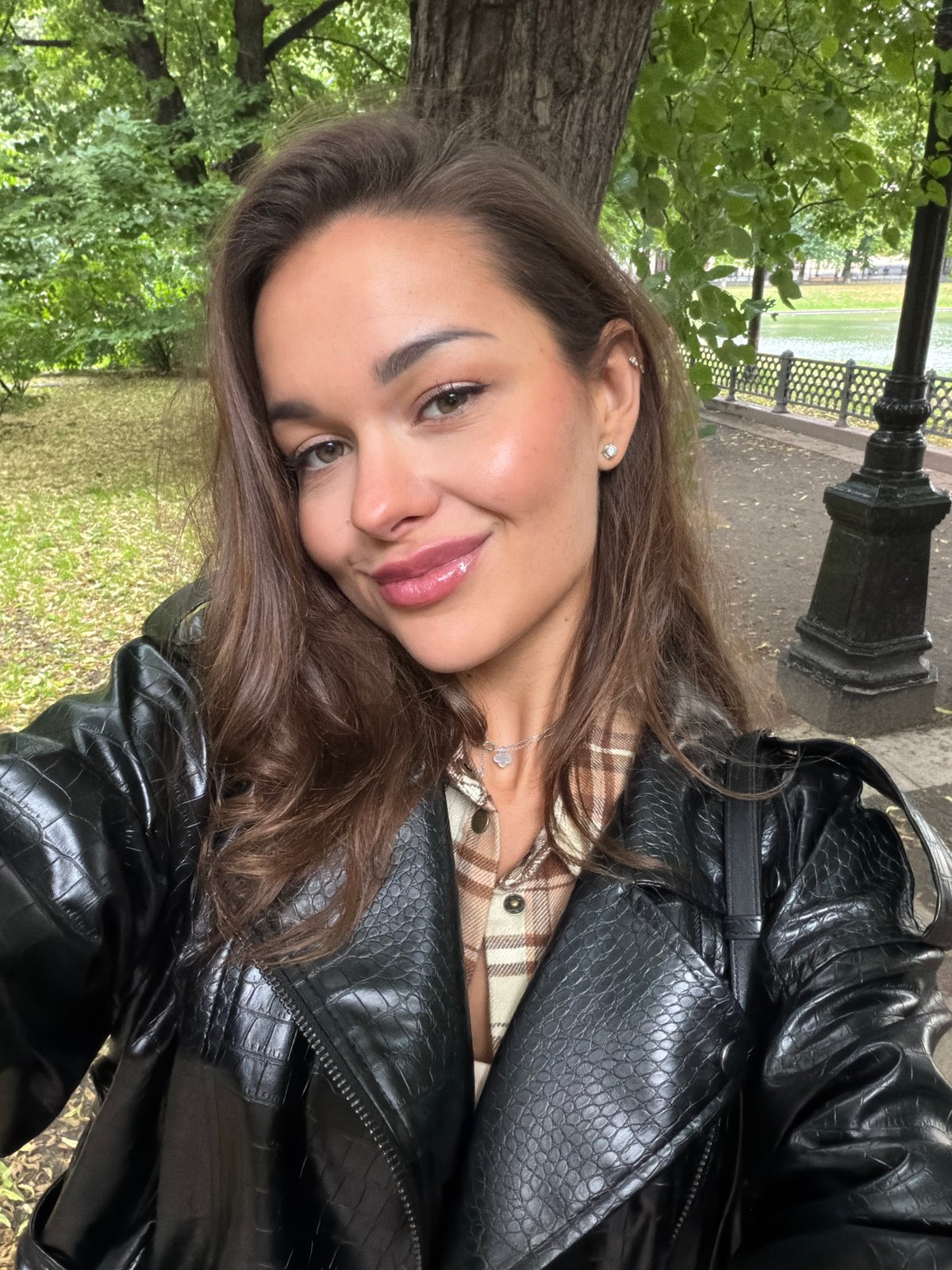 Casual park portraits in Moscow, leather jacket and green trees.