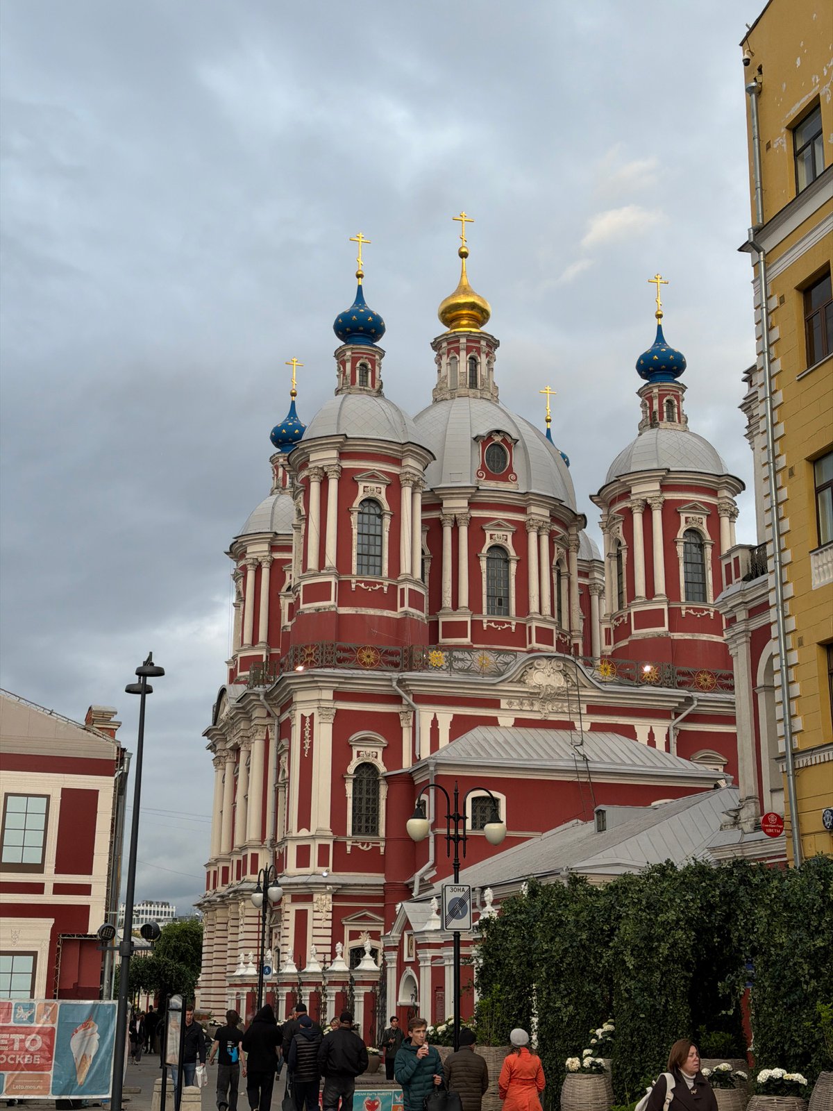 Moscow streetlife and architecture captured in 18-minute walking tour