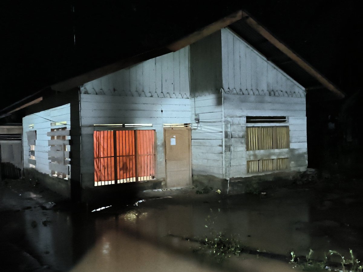 Flood scenes and daily life documented in Indonesian village