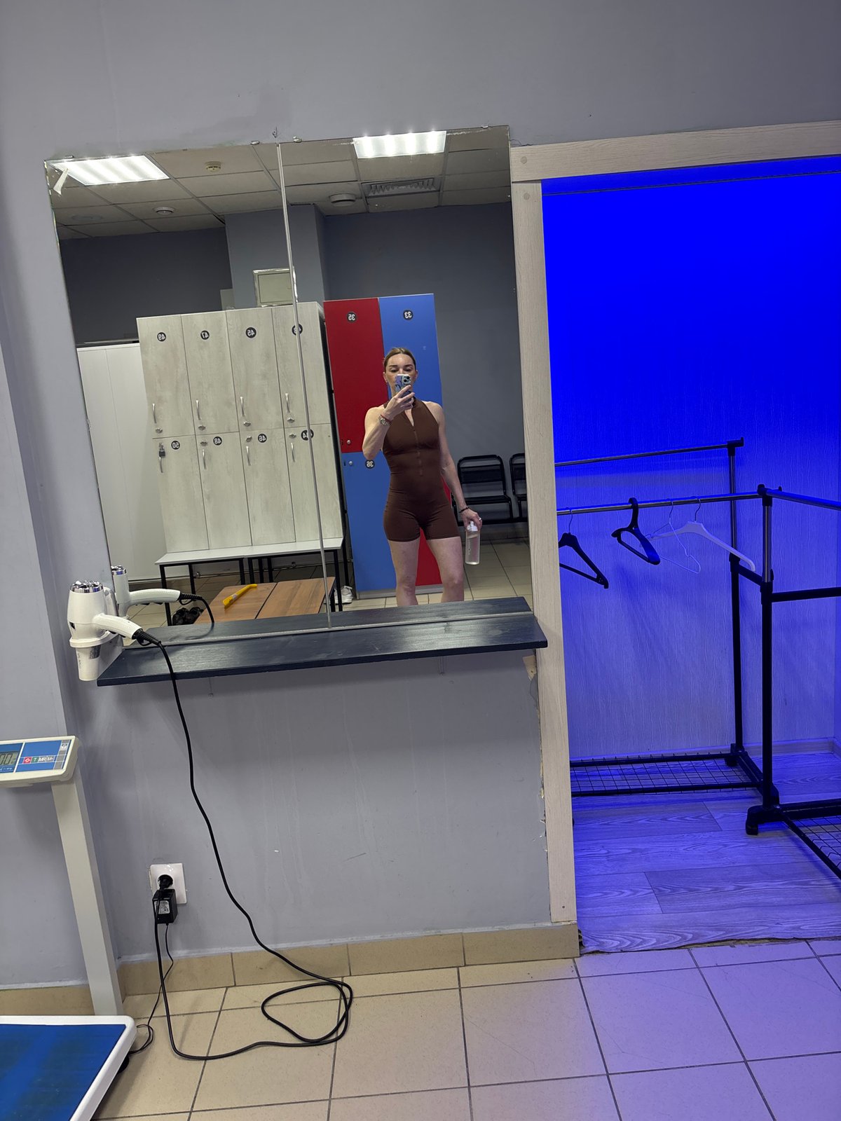 Woman documents workout session with mirror selfies in Saint Petersburg gym