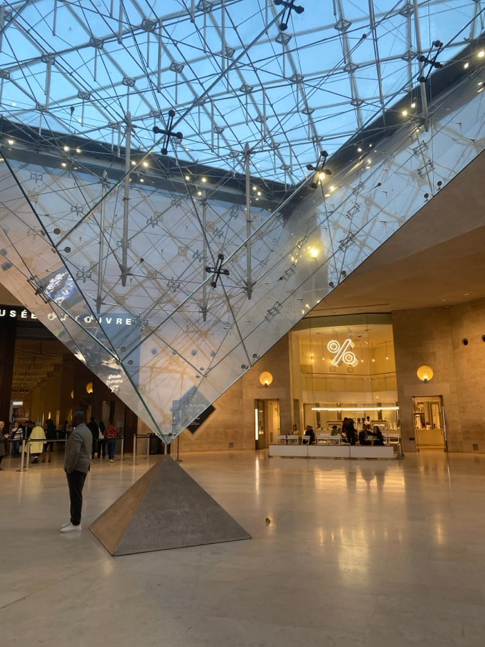 Visitor documents afternoon trip to Carrousel du Louvre
