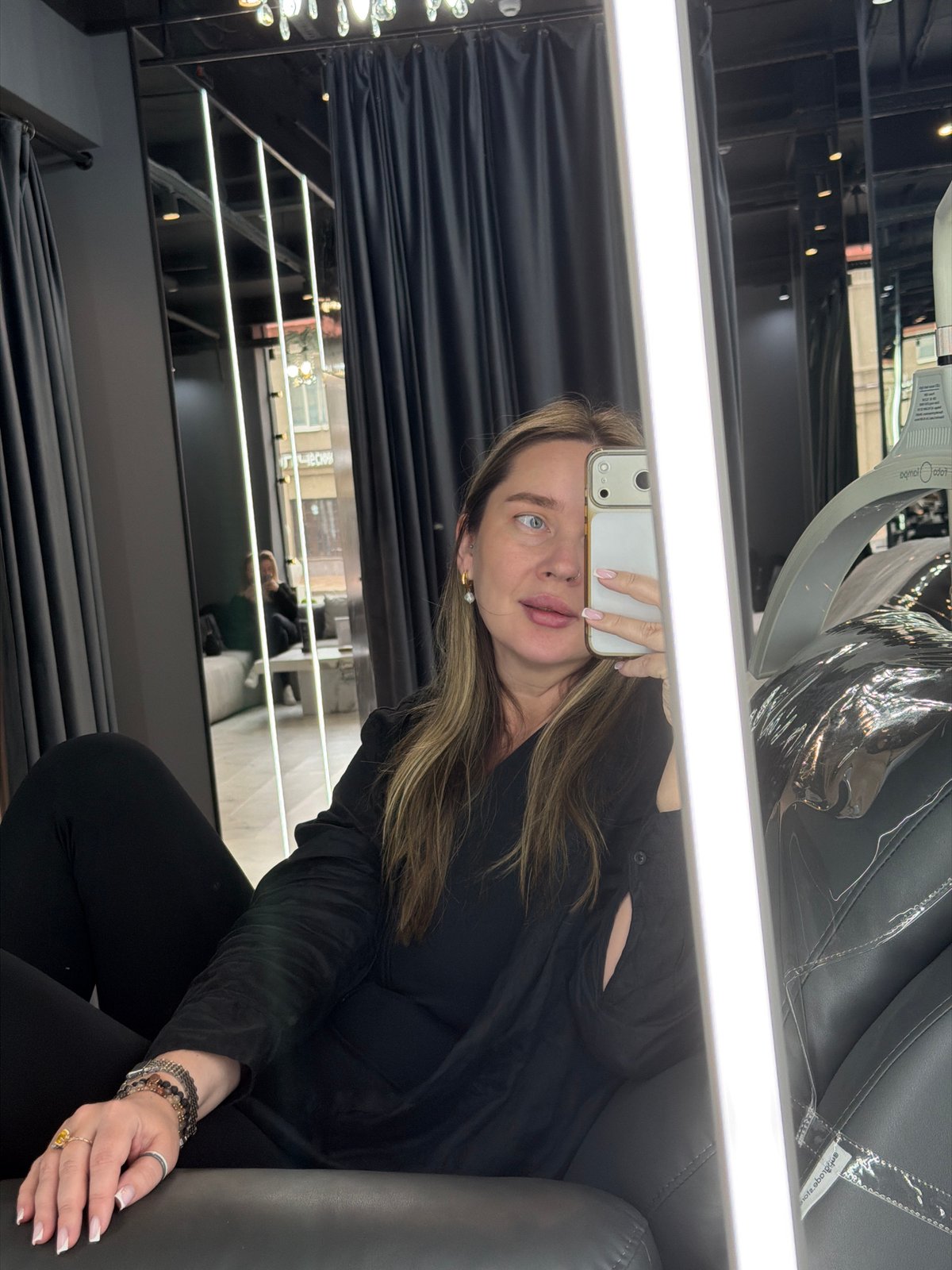 Woman takes salon selfies in Moscow beauty parlor