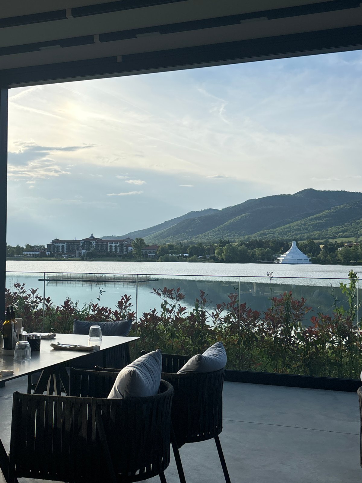 Lakeside dining captured in Pravets, Bulgaria
