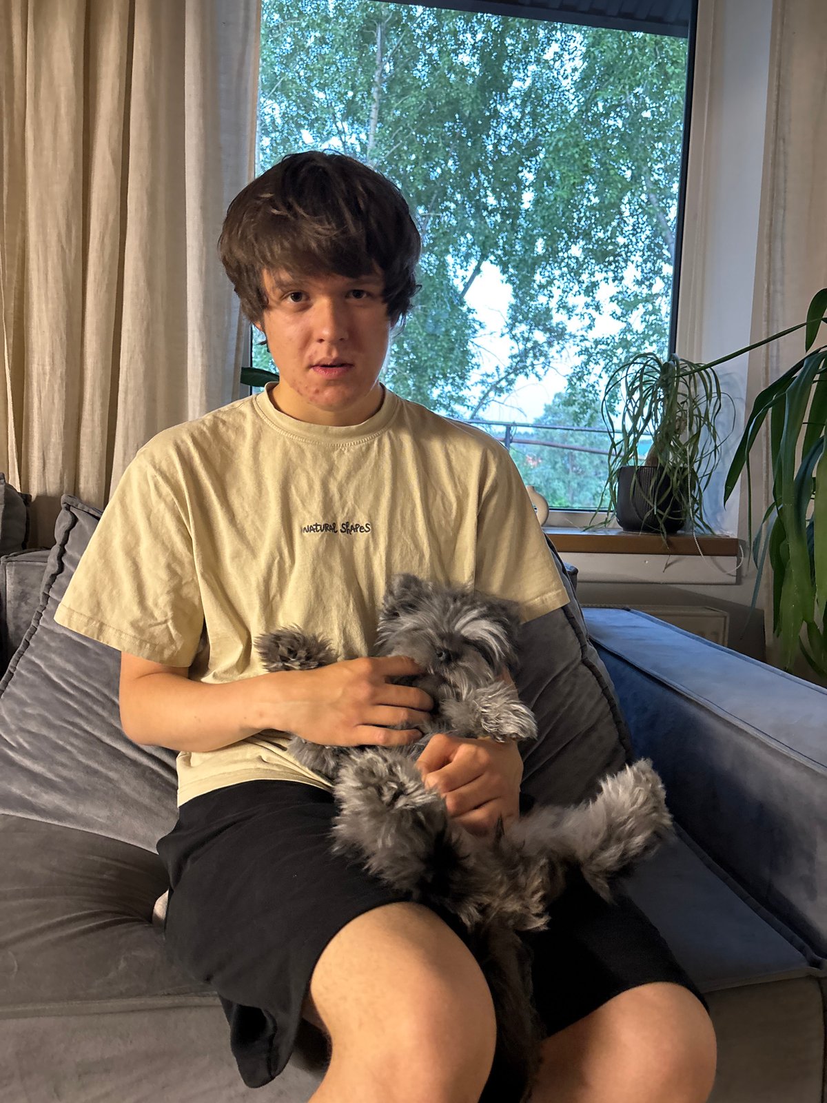 Family captures playful moments with child and dog in Chaikovsky