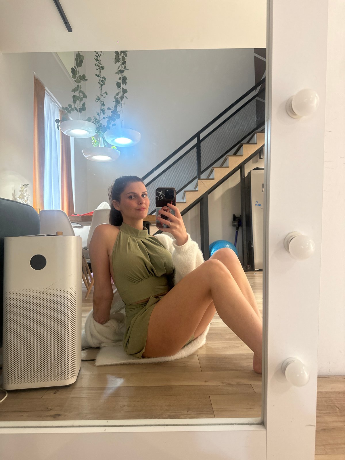 Afternoon selfie session in a green outfit, with a pit stop