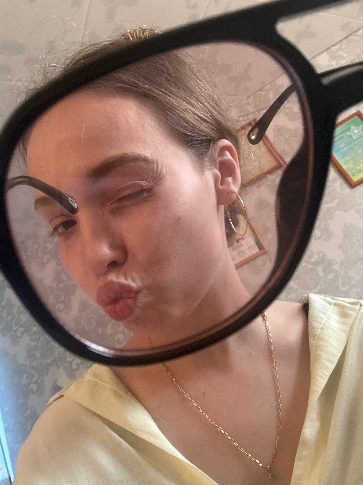 Mirror selfies and sunlit glasses in Кемуль